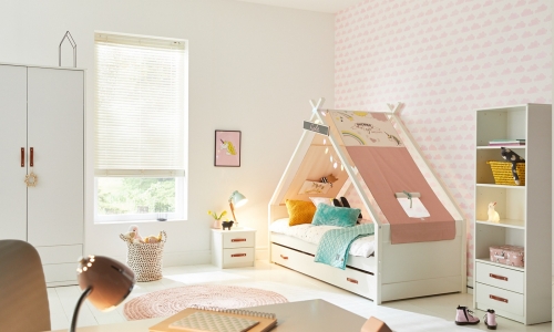 Ledikant met hemel voor meisjes van de kinderslaapkamer en tienerslaapkamer collectie van Coolkids meubelen.