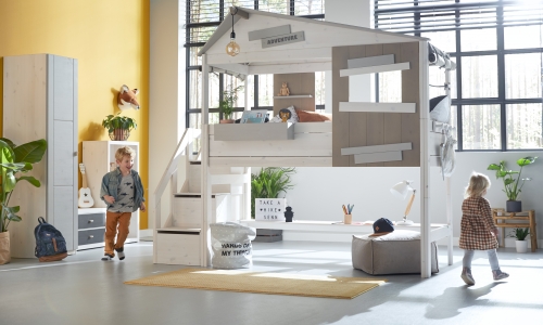 Halfhooogslaper met trap en thema Hide Out van Life Time Kidsrooms kinderslaapkamers en tienerslaapkamers.
