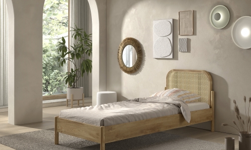 Model Olive ledikant in massief eiken met rotan