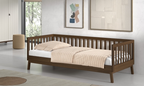 Model Sezane Bedbank in de kleur Walnoot.