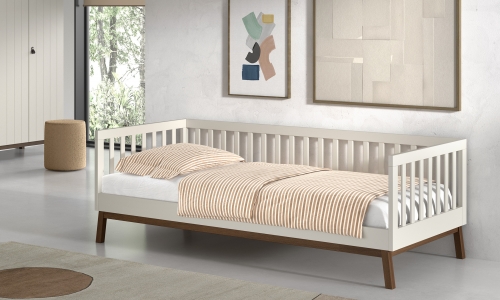 Model Sezane Bedbank in de kleur Walnoot met Clay