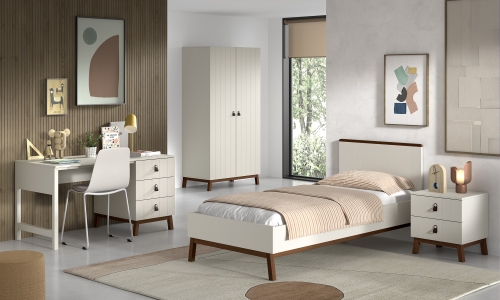 Model Sezane te verkrijgen met ledikant of bedbank