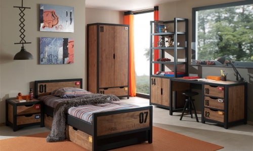 Model Alex is gemaakt van massief hout met een stoere uitstraling